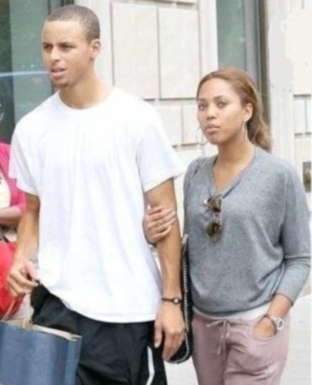 NBA Baller Stephen Curry Spotted Shopping With Girlfriend Ayesha Alexander In New York!