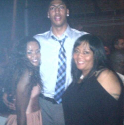 2012 NBA #1 Draft Pick Anthony Davis Spotted With Girlfriend And Mom At The Club!