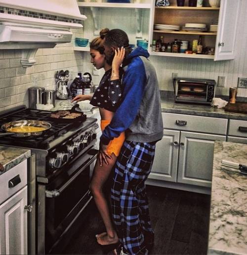 DeSean Jackson’s Model Girlfriend Chantel Jeffries Cooks Him Breakfast!